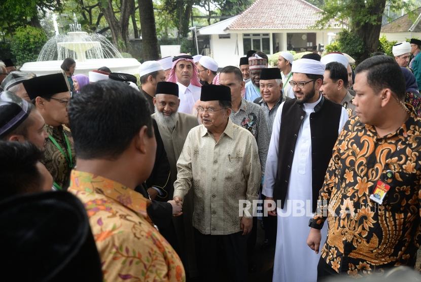 Indonesian Vice President Jusuf Kalla (center) ends the High-Level Consultation of World Muslim Scholars Summit on Wasathiyah Islam by inviting Muslim high priests of Islamic countries for a luncheon at the Vice Presidential Palace in Jakarta on Thursday.