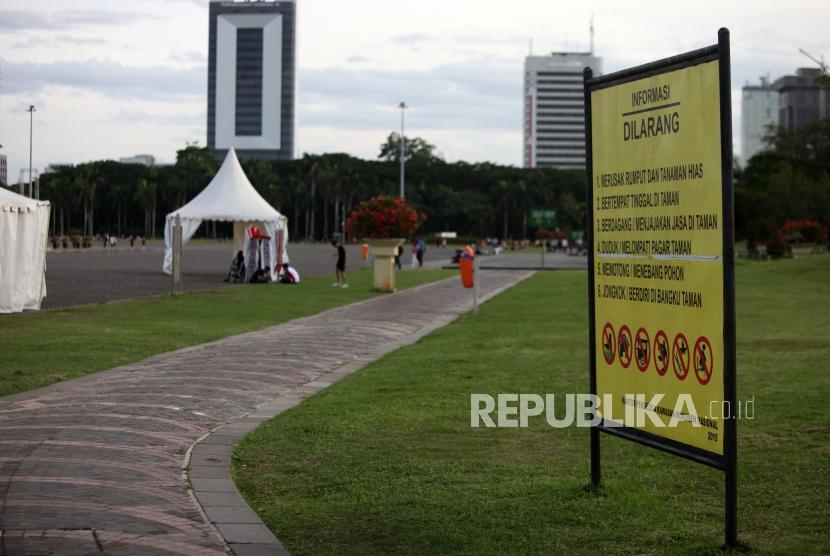 Kondisi lapangan Monumen Nasional Pasca Aksi Reuni 212 di Jakarta, Sabtu (2/12).