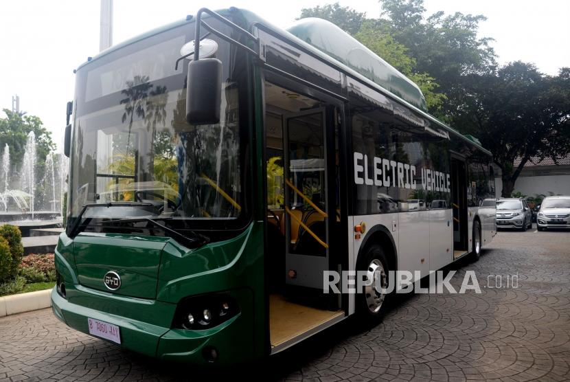Bus listrik Transjakarta melayani penumpang di Halte Balai Kota, Jakarta Pusat (ilustrasi).