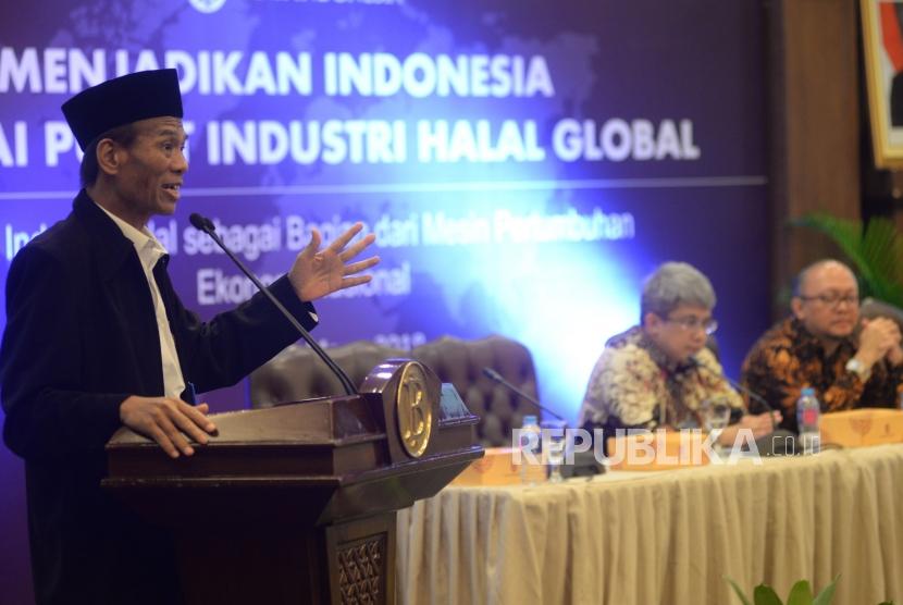 Kepala Badan Penyelenggara Jaminan Produk Halal (BPJPH) Sukoso (kiri) menyampaikan pandangannya saat narasumber dalam temu pelaku usaha sektor industri halal di Jakarta, Selasa (27/3).