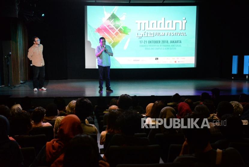 Sutradara Garin Nugroho memberikan penjelasan tentang film singkat yang dibuat khusus dalam penutupan Madani Film Festival 2018 di Institut Francais Indonesia (IFI), Jakarta, Ahad (21/10) malam.