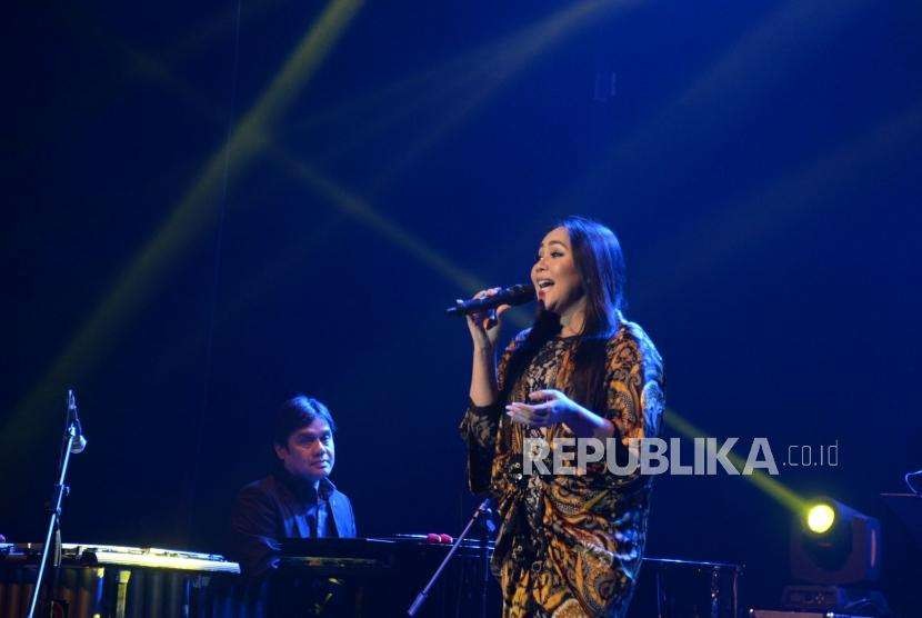 Penyanyi Dewi Gita tampil pada konser kemanusiaan Jakarta Loves Lombok di Gedung Kesenian Jakarta, Rabu (19/9) malam.