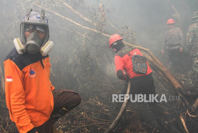 Satgas Karhutla Riau melakukan pemadaman kebakaran lahan gambut di Desa Rimbo Panjang, Kabupaten Kampar, Riau, Senin (16/9/2019).