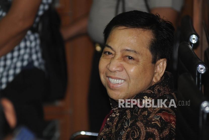 Terdakwa kasus korupsi KTP Elektronik Setya Novanto tersenyum saat menunggu  persidangan di ruangan pengadilan  tindak pindana korupsi, Jakarta, Rabu (20/12).