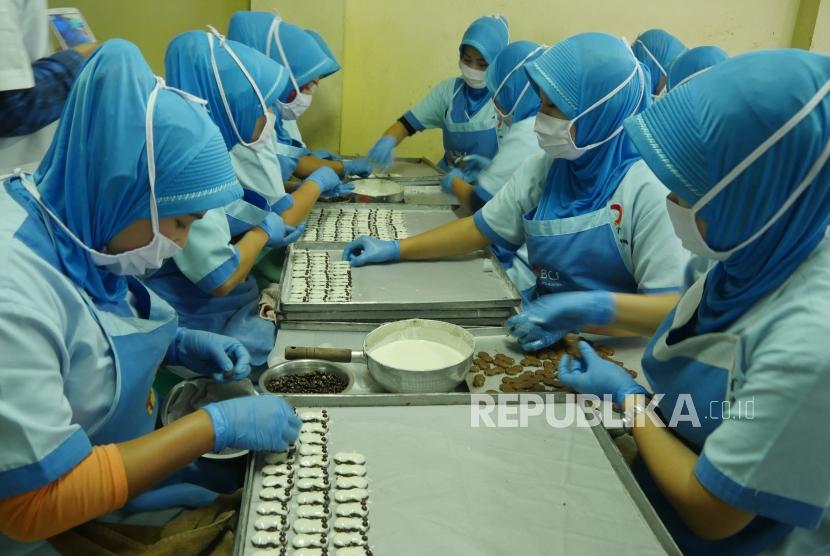 ilustrasi. Para karyawan membuat kue kering di pabrik kue kering Ina Cookies, di Jalan Bojongkoneng, Kota Bandung, Kamis (7/6).