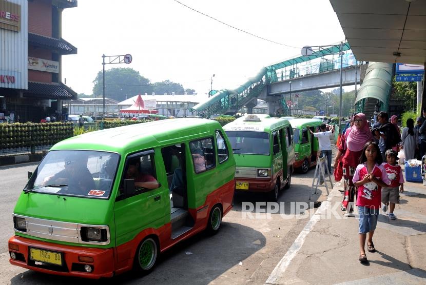 Sejumlah angkutan kota (angkot) menunggu penumpang di depan Stasiun Bogor, Kota Bogor, Jawa Barat, Ahad (13/5).