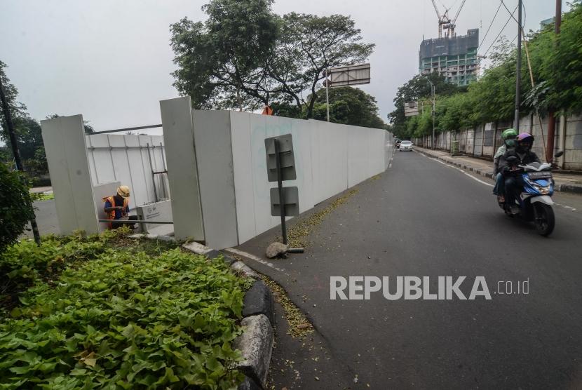 Rencana Penutupan Jalan Setia Budi Tengah. Pengendara melintasi proyek kereta Light Rail Transit (LRT) di Jalan Setiabudi Tengah, Jakarta Pusat, Ahad (16/6).