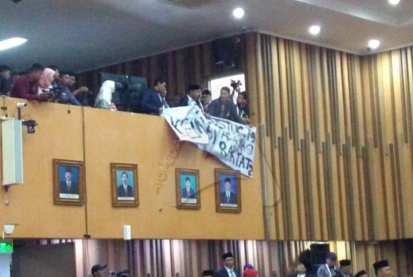 Mahasiswa Interupsi Pelantikan Anggota DPRD Kota Bandung