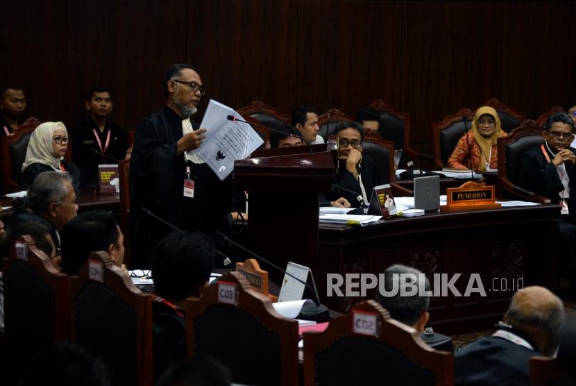 Kuasa Hukum Calon Presiden dan Wakil Presiden nomor urut 02 selaku pemohon Bambang Widjojanto saat memaparkan bukti kecurangan Pemilihan Presiden 2019 (Pilpres 2019) pada sidang perdana Perselisihan Hasil Pemilihan Umum (PHPU) Pilpres 2019 di Gedung Mahkamah Konstitusi, Jakarta, Jumat (14/6).