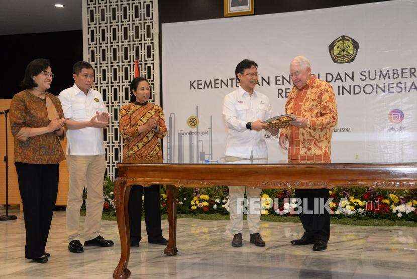  President Director of PT Inalum Budi Gunadi Sadikin (second right) and CEO Freeport-McMoran Inc Richard Adkerson (right) sign the Head of Agreement (HoA) for the divestment process in PT Freeport Indonesia (PTFI) witnessed by Finance Minister Sri Mulyani (left) and State Owned Entreprises Minister Rini Soemarno (third left) at Finance Ministry Office, Jakarta, Thursday (Sept 27).
