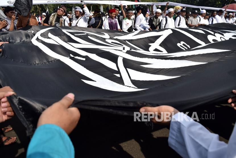 Sejumlah massa mengikuti Aksi Bela Tauhid II didepan Patung Kuda, Monas, Jakarta, Jumat (2/11).