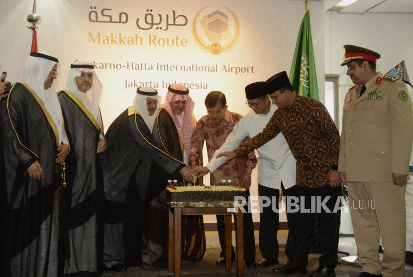 Wakil Presiden Jusuf Kalla (keempat kanan) bersama Duta Besar Arab Saudi untuk Indonesia Esam A Abid Althagafi (keempat kiri) didampingi Menteri Agama Lukman Hakim Saifuddin (ketiga kanan) dan Gubernur DKI Jakarta Anies Baswedan (kedua kanan) memotong kue sebagai tanda pelepasan jamaah haji Indonesia asal DKI Jakarta di Bandara Internasional Soekarno Hatta, Tangerang, Ahad (7/7).