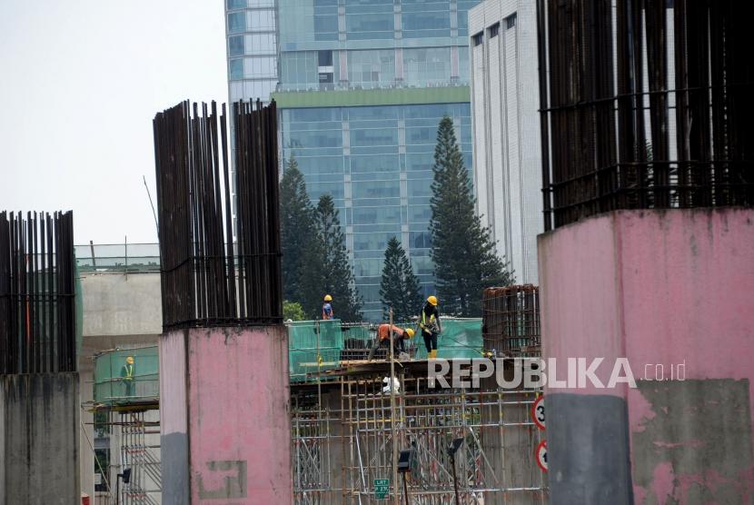 Pekerja menyelesaikan pembangunan Light Rail Transit (LRT) Jabodebek di Kawasan Jalan Rasuna Said, Kuningan, Jakarta, Ahad (21/10).