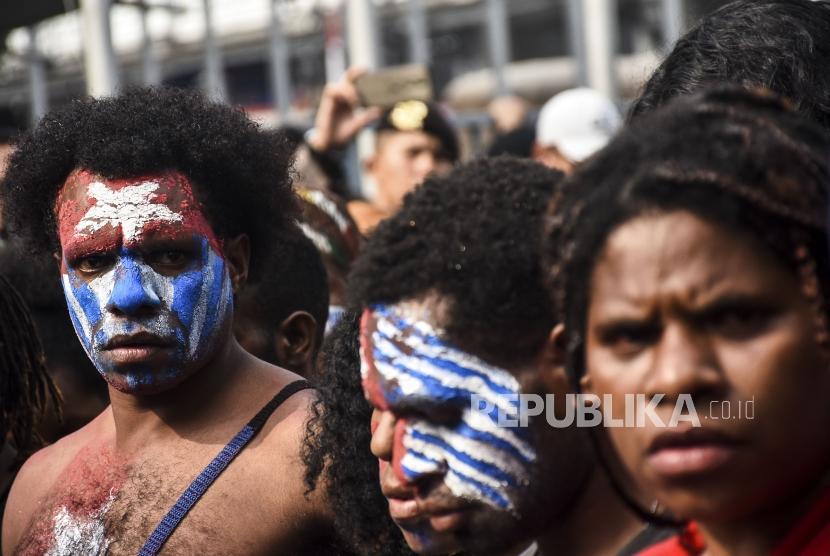 Massa yang tergabung dalam Mahasiswa Papua melakukan aksi solidaritas di Jalan Asia Afrika, Kota Bandung, Selasa (27/8).