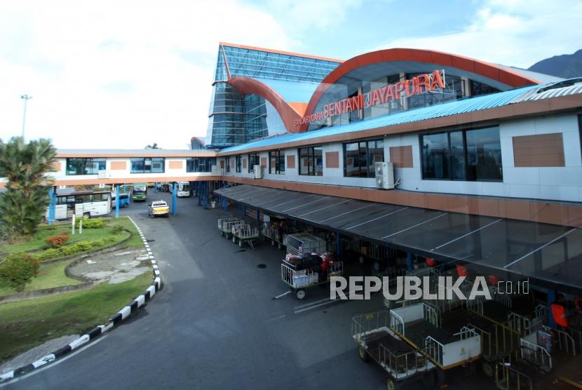 Bandara Sentani Jayapura, Papua, Rabu (15/11). Pemerintah Kabupaten Jayapura bersama Dinas Perhubungan dan pihak otoritas bandara Sentani Jayapura berupaya mengembangkan bandara Sentani menjadi Banda Internasional.