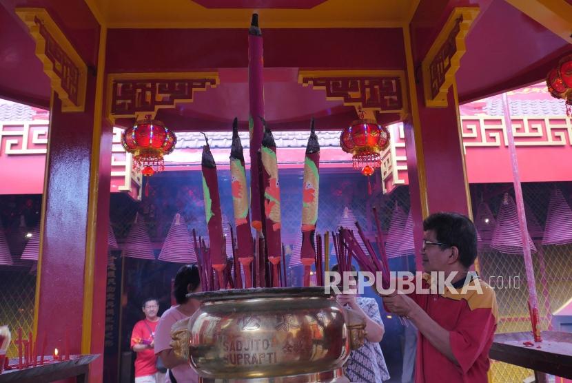 Umat yang merayakan hari raya Imlek nampak melakukan ibadah di Vihara Dharma Jaya Toasebio, di bilangan petak 9, Jakarta, Selasa (5/2).