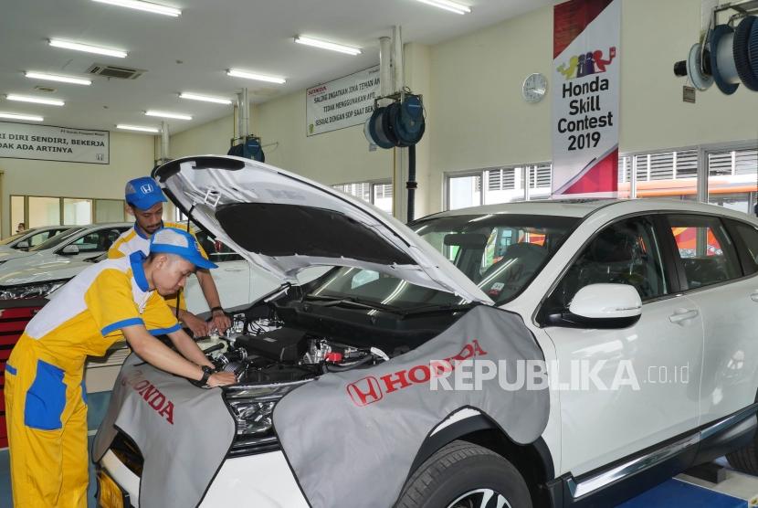 Dua tehnisi servis sedang melakukan pengecekan mesin pada unit kendaraan Honda CRV pada ajang “Honda Skill Contest 2019” di Jakarta, Ahad (17/2).