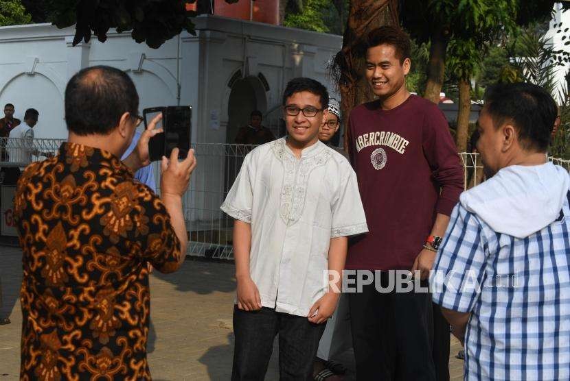  Warga berofoto bersama Atlet Indonesia Tontowi Ahmad.