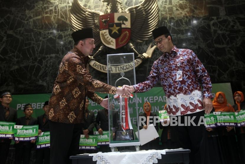 Kepala Dikmental DKI Jakarta Hendra Hidayat (kiri) dan Gubernur DKI Jakarta Anies Baswedan (kanan).
