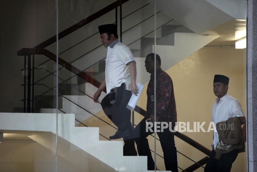 Bupati Lampung Selatan Zainudin Hasan dibawa petugas untuk menjalani pemeriksaan saat tiba di gedung KPK, Jakarta, Jumat (27/7).