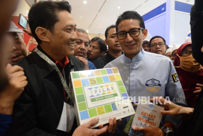 Calon Wakil Presiden Nomor Urut 02 Sandiaga Uno saat mengunjungi Islamic Book Fair 2019 di Jakarta Convention Center, Jakarta, Ahad (3/3).