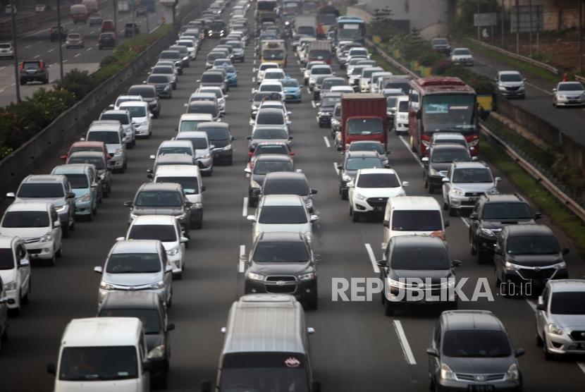 Antrean kendaraan ruas Jalan Tol Jagorawi saat pemberlakuan ganjil genap di kawasan Cibubur 2, Jakarta Timur, Senin (16/4).