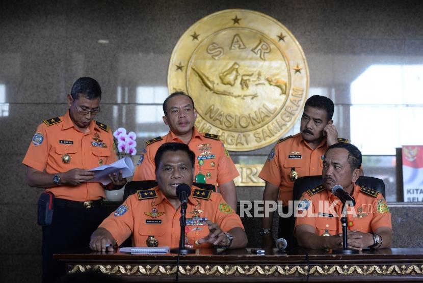 Perkembangan Operasi Pencaran JT610. Deputi Operasi Basarnas Nugroho Budi W (depan kiri) memberikan keterangan pers terkait pencarian korban kecelakaan Pesawat lion Air JT610 di Basarnas, Jakarta, Senin (29/10).