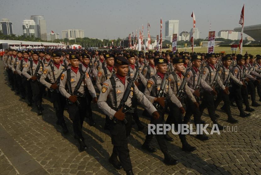 Sejumlah anggota kepolisian usai mengikuti upacara puncak perayaan HUT ke-73 Bhayangkara di Monas, Jakarta, Rabu (10/7).