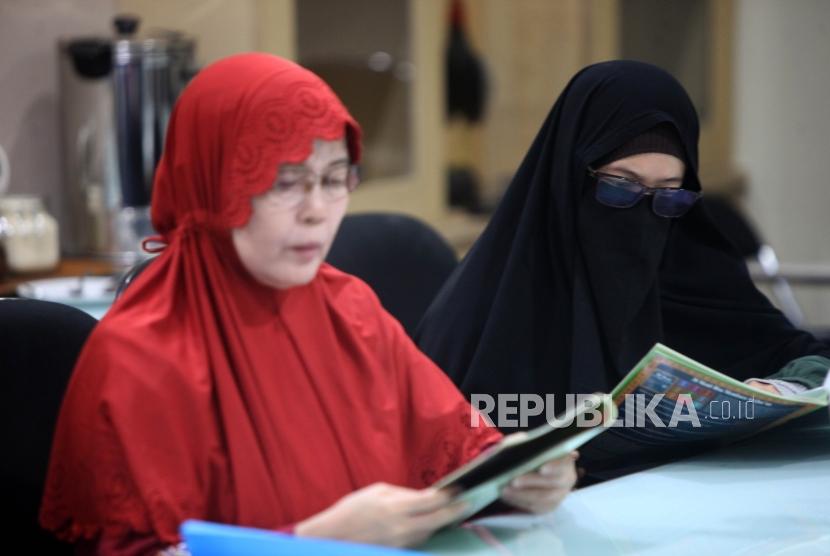 Peserta mengikuti materi 30 Menit Bisa Membaca Al Quran bersama Ustadz Achmad Faridz Hasan di Kantor Republika, Jakarta, Sabtu (24/11).