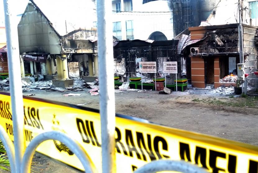 Kondisi gedung DPRD Papua Barat yang terbakar pascakerusuhan di Manokwari, Papua Barat, Senin (19/02/2019).