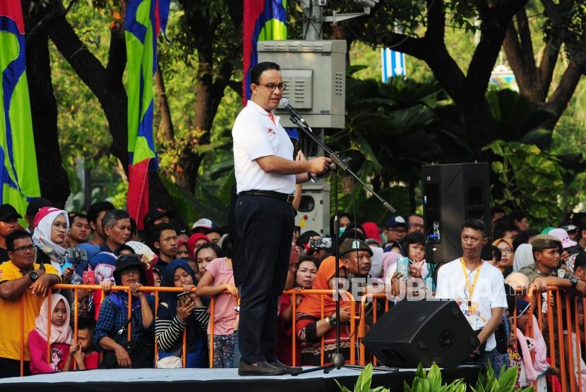 Gubernur DKI Jakarta Anies Baswedan (kiri).