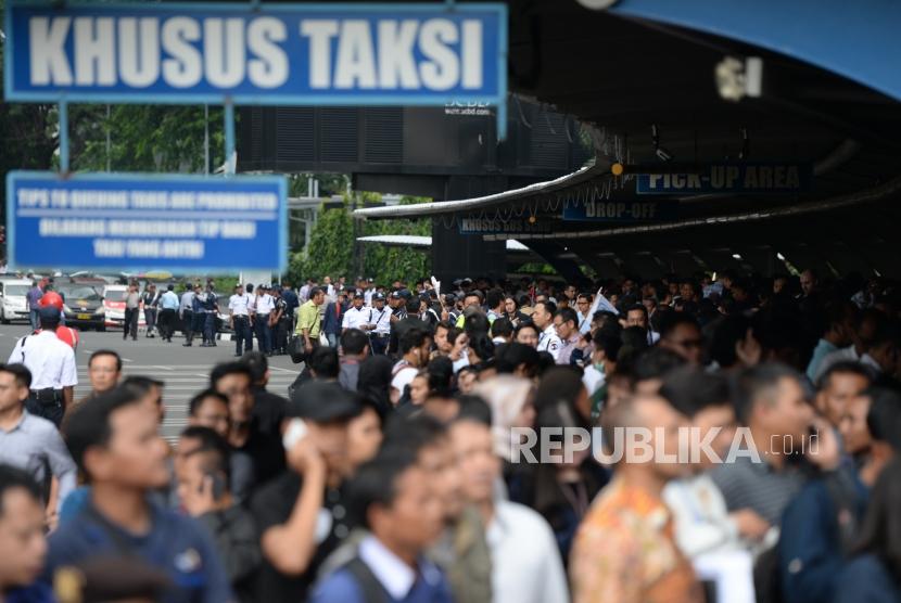 Selasar Ambruk. Ratusan karyawan keluar dari gedung pascaambruknya selasar di Tower II BEI, Jakarta, Senin (15/1).