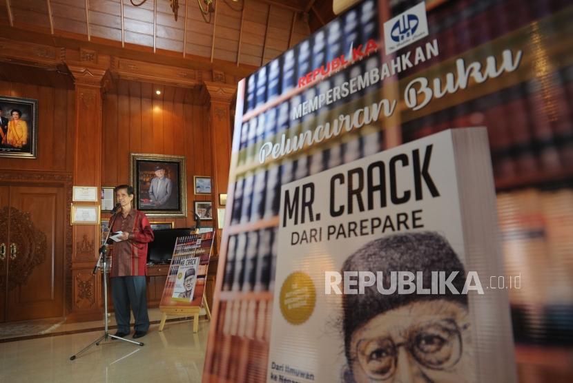Penulis buku A Makmur Makka  memberikan sambutan dalam acara peluncuran buku Mr Crack dari Pare-Pare di perpustakaan Habibie dan Ainun, Jakarta, Selasa (13/2).