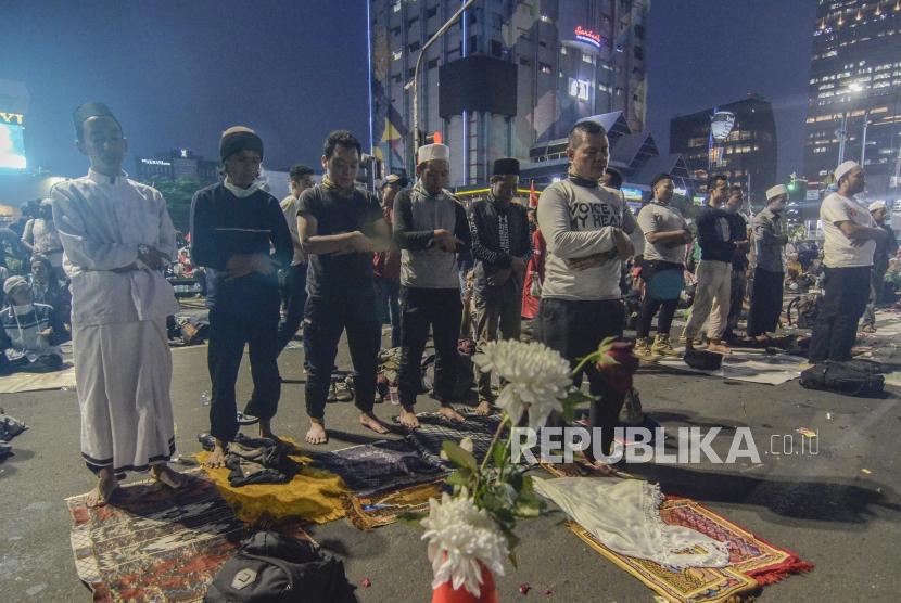 Aksi Gerakan Nasional Kedaulatan Rakyat. Sejumlah peserta aksi Gerakan Nasional Kedaulatan Rakyat  melakukan sholat maghrib di depan Gedung Bawaslu, Jakarta Pusat, Selasa (21/5).