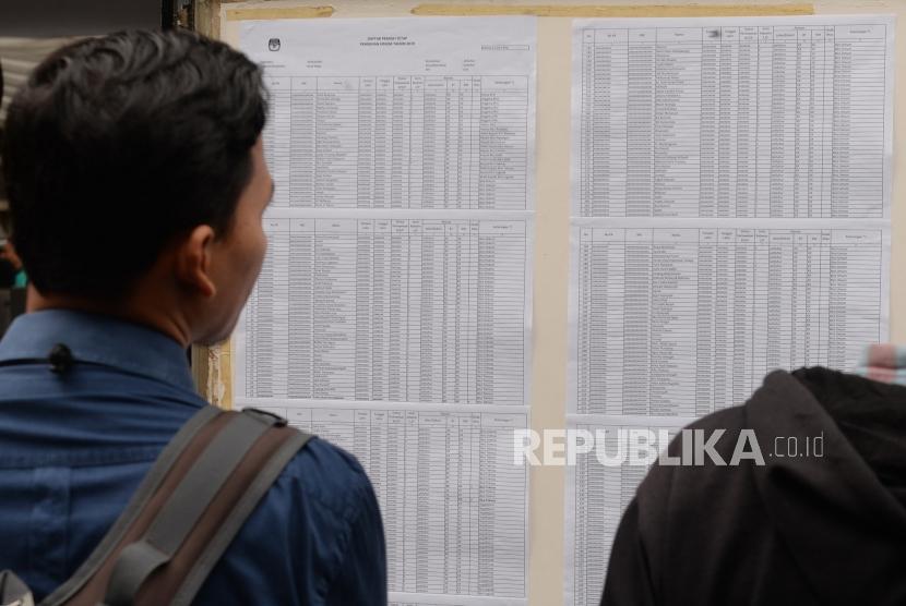 Pemilih melihat daftar DPT saat simulasi pemungutan suara (ilustrasi) 