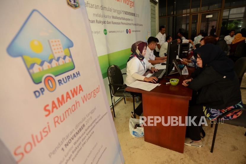 Sejumlah petugas melayani warga saat pendaftaran Program Rumah DP 0 Rupiah atau Solusi Rumah Warga (Samawa) di Kantor Walikota Jakarta Selatan, Kamis (1/11).