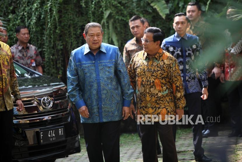 Ketua Umum Partai Gerindra Prabowo Subianto (kanan) berbincang dengan Ketua Umum Partai Demokrat Susilo Bambang Yudhoyono (kiri) saat tiba di kediaman Prabowo, Jalan Kertanegara, Kebayoran Baru, Jakarta, Senin (30/7).