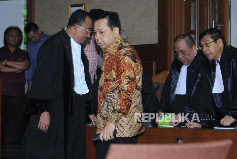 Terdakwa kasus tindak pidana korupsi KTP Elektronik Setya Novanto usai berdiskusi dengan penasehat hukum saat menjalani persidangan yang beragendakan pembacaan putusan di Pengadilan Tindak Pidana Korupsi (Tipikor), Jakarta, Selasa (24/4).