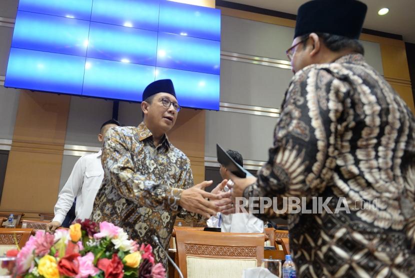 Pengesahan Biaya Ibadah haji 2019. Menteri Agama Lukman Hakim Saifuddin (kiri) mengikuti rapat kerja dengan Komisi VIII DPR di Kompleks Parlemen, Senayan, Jakarta, Senin (4/2/2019).