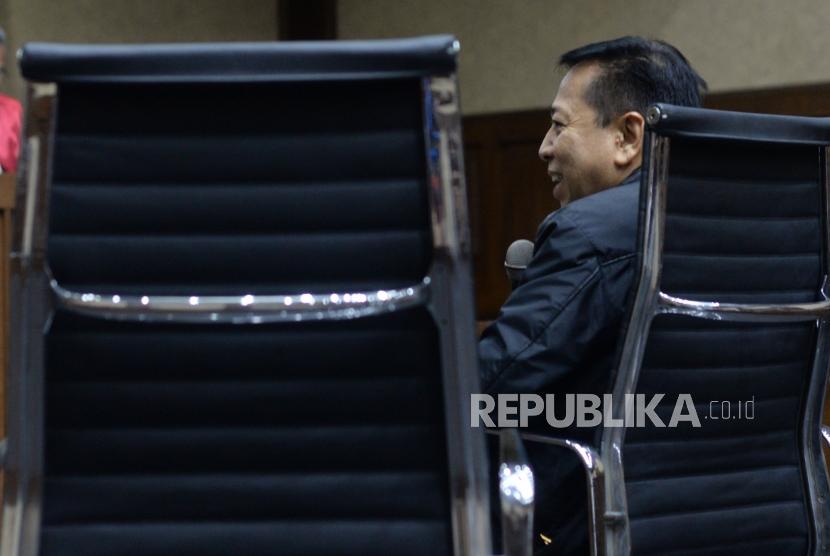 Mantan Ketua DPR Setya Novanto  memberikan kesaksian dalam sidang lanjutan kasus dugaan suap proyek PLTU Riau-1 dengan terdakwa Johannes Budisutrisno Kotjo di Pengadilan Tipikor, Jakarta, Kamis (1/11).