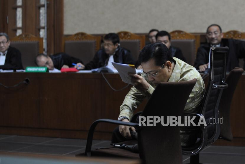 Terdakwa kasus korupsi KTP Elektronik Setya Novanto bersiap mengikuti sidang lanjutan di Pengadilan Tipikor, Jakarta, Kamis (22/3).