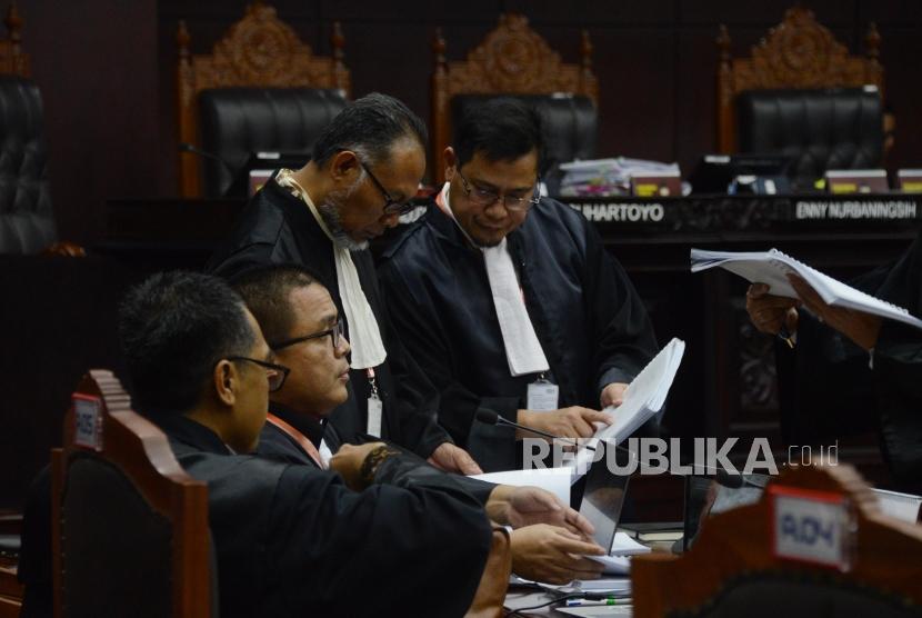 Kuasa Hukum Calon Presiden dan Wakil Presiden nomor urut 02 selaku pemohon Bambang Widjojanto bersama tim kuasa hukum berdiskusi saat mengikuti sidang perdana Perselisihan Hasil Pemilihan Umum (PHPU) Pilpres 2019 di Gedung Mahkamah Konstitusi, Jakarta, Jumat (14/6).