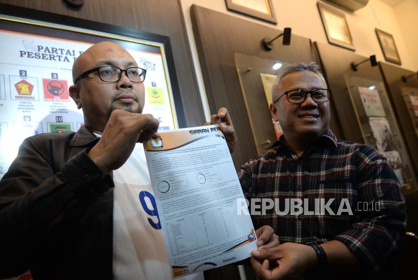 Penerimaan Rekapitulasi Pilkada Serentak. Ketua KPU Arief Budiman (kanan) bersama Komisioner KPU Ilham Saputra menunjukkan laporan terkait Pilkada Serentak di KPU Pusat, Jakarta, Ahad (8/7).