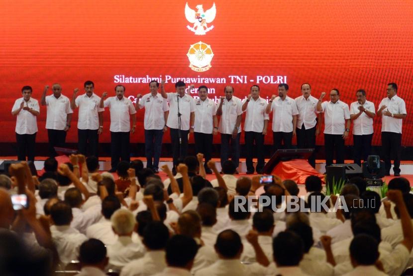 Sejumlah anggota purnawirawan TNI-Polri saat melakukan deklarasi dukungan Calon Presiden dan Wakil Presiden Nomor Urit 01 Joko Widodo-KH Ma'ruf Amin  di Jiexpo Kemayoran, Jakarta, Ahad (10/2).