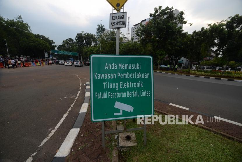 Papan Informasi kawasan tilang elektonrik di jalan persimpangan jalan Merdeka Barat, Jakarta, Rabu (31/10).