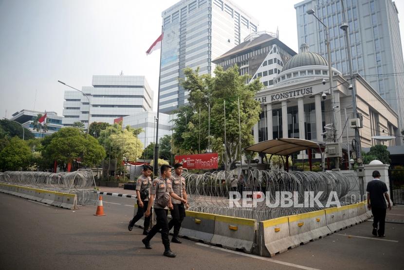 Petugas kepolisian berada di depan Gedung Mahkamah Konstitusi, Jakarta, Senin (24/6).