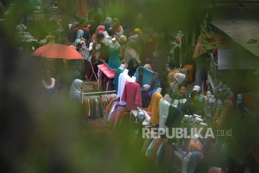 Pedagang Kaki Lima. Pedagang  nekat  berjaulan menggunakan trotoar di sekitaran Jalan Jati Baru Raya kawasan Statsun Kereta Tanah Abang, Jakarta, Kamis (2/11).