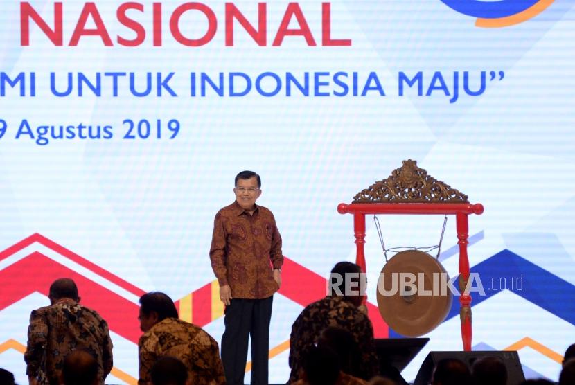 Wakil Presiden Jusuf Kalla bersiap membuka seminar nasional perekonomian di Jakarta, Jumat (9/8).