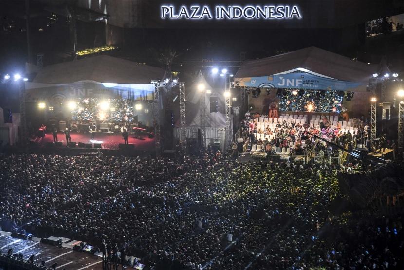 Warga memadati kawasan Bundaran Hotel Indonesia saat Jakarta Night Festival di Jakarta, Sabtu (22/6/2019).