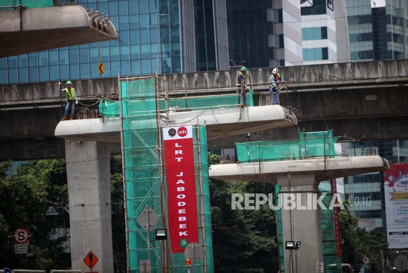 Sejumlah pekerja melakukan pengecekan pada proyek pembangunan Light Rail Transit (LRT) di Jakarta, Senin (5/3).